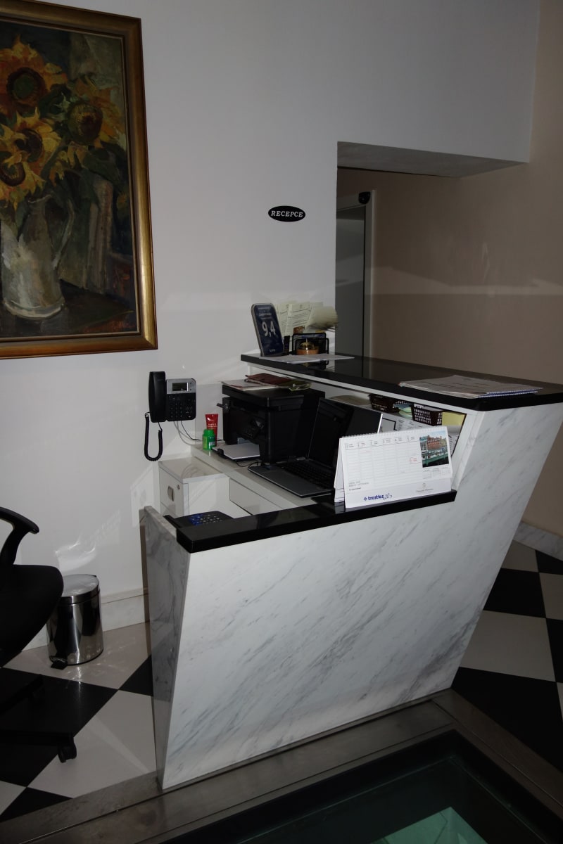 Barové a recepční pulty - realizace 15